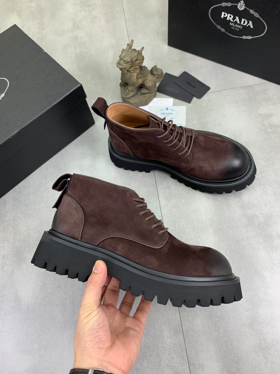Men's shoes 💰P560 💰[New style]🔥🆕Hot model [PRADA]Prada🔝High-top Chelsea Martin boots are a high-end brand of men's shoes. The uppers are made of top-layer calfskin imported from Italy➕top-layer pigskin lining for the feet🔥, making walking more convenient and comfortable! Exclusive new style, stunning work [color]! Create a fashionable personality to set off your uniqueness! Create a fashionable personality to set off your uniqueness! A must-have for trendy men! Classic🔥super wear-resistant rubber outsole, size: 38-44 (45 can be customized) black or brown🉑️choose